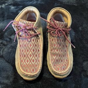 Twisted X | with maroon diamond pattern size 8.5